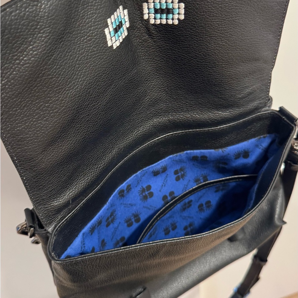 Min & Mon Graphic Crossbody Bag with Black and Multicolor Design 2 in 1 - Picture 4 of 5